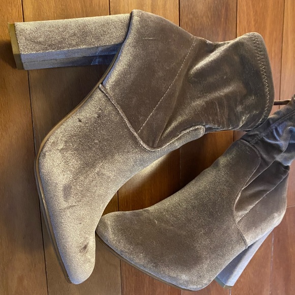 4” lavender velvet boot heals - Picture 2 of 8